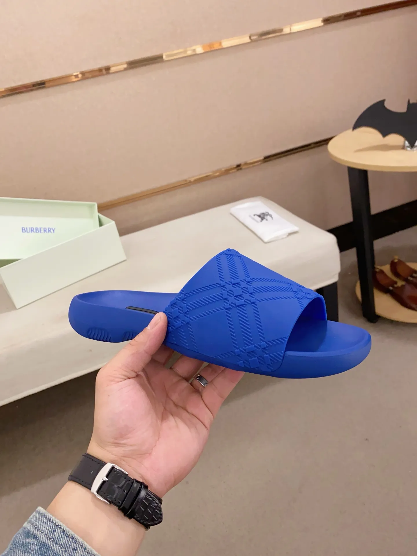 Men's shoes 💰: 320💰 [Burberry slippers] High-end men's shoes brand official website 1:1 latest masterpiece: original mold customization, the fabric is made of imported original rubber material, upgraded outsole, lighter and non-slip. The market's top quality, simple yet tasteful, a must-have for fashionistas, fashionable at your feet, full of confidence, the same style at the counter 👍The season of summer slippers is here. Code: 39-46